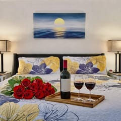 40-4 Cozy, quiet secluded close to strip & Marina