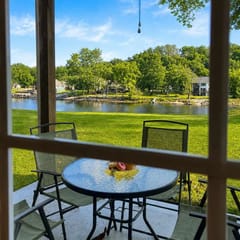 692 Walk-in Lakefront Oasis - Cozy, Calm, Scenic