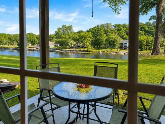 692 Walk-in Lakefront Oasis - Cozy, Calm, Scenic - Image 1
